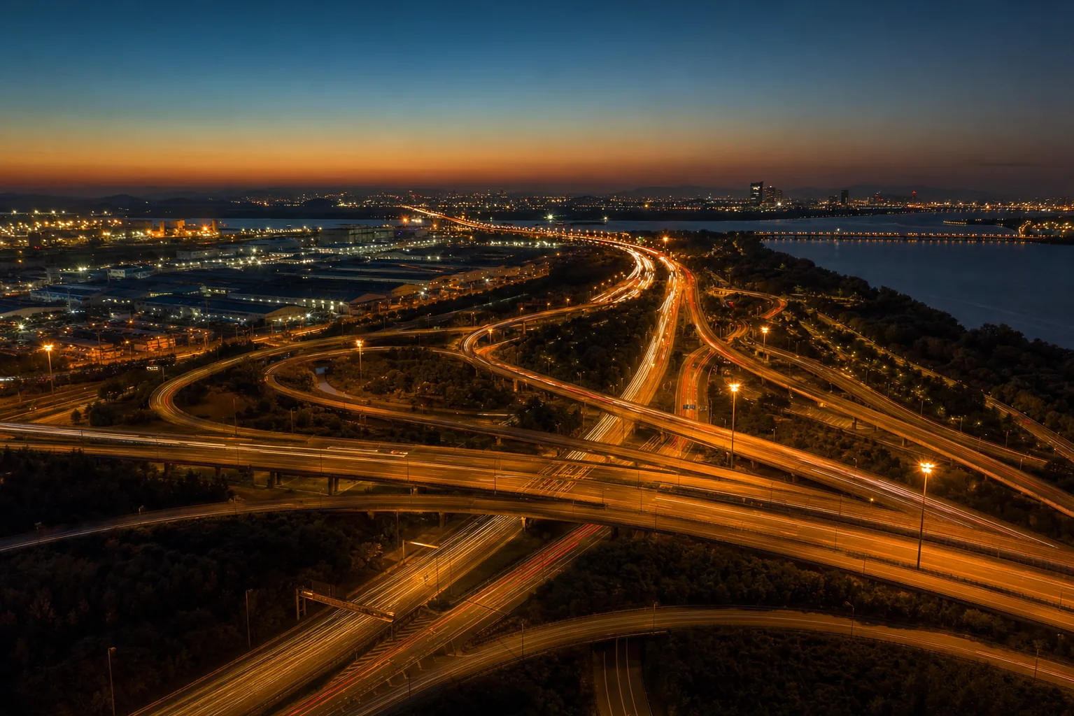 Vista aérea de rodovia ao entardecer